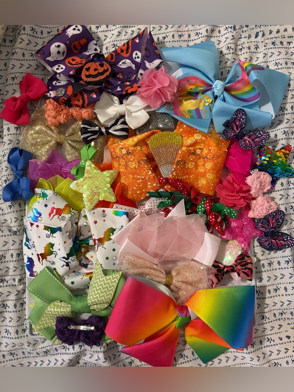7- bundle of 33 hairbows